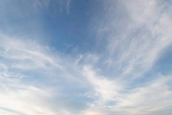 白い雲がふわふわの青空 — ストック写真