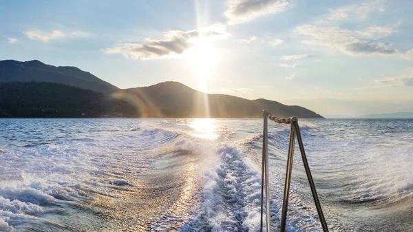 Vista Sendero Del Yate Con Luz Solar Brillante Durante Atardecer — Foto de Stock