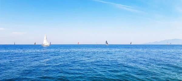 Zeiljachten Aan Horizon Helderblauwe Zee Tijdens Dag Horizonstaart Beeld Zomervakantie — Stockfoto