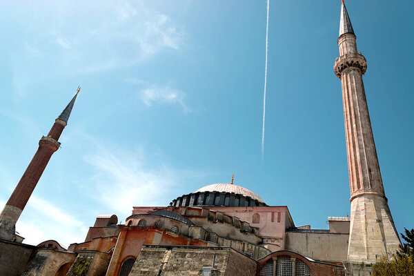 Вид на город со старыми зданиями
