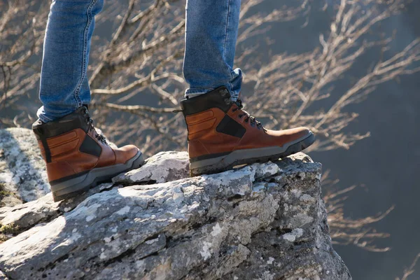 Ung Man Står Berg Resor Koncept — Stockfoto