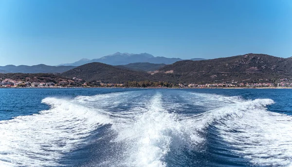 Blå Havsvatten Med Berg Bakgrunden — Stockfoto