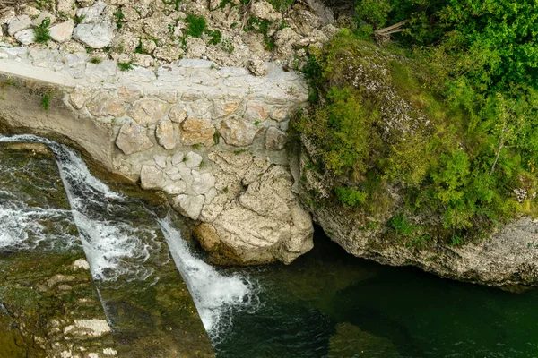 Річка Водоспадом Лісі Кам Янистим Берегом Зеленими Деревами — стокове фото