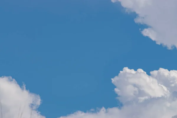 Blauer Himmel und weiße Wolken mit Platz für Text. — Stockfoto