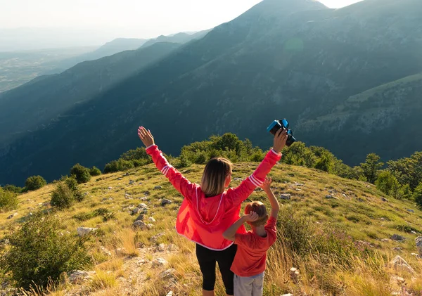 Active Mother Son Enjoying Mountains View Rising Hands — 스톡 사진