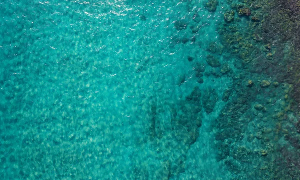 Letecký Pohled Obrovské Skály Tyrkysovém Moři — Stock fotografie