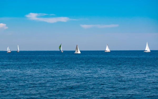 Лодки Плавающие Синем Море — стоковое фото