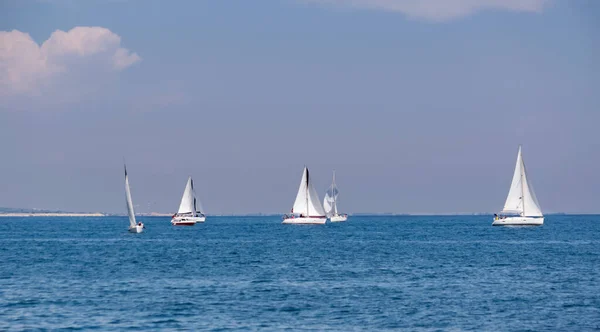 Regata Vela Mar Mediterráneo Día Soleado Vista Panorámica Espacio Para — Foto de Stock