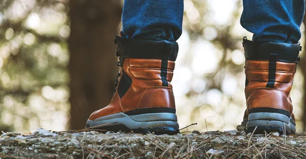 Fechar Vista Pernas Masculinas Botas Floresta — Fotografia de Stock