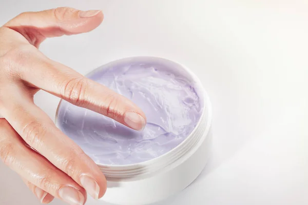 Close up shot of woman's hand and moisturizing body cream with bakuchiol ingredient on white background. Isolated, copy space. Bakuchiol concept. — Stock Photo, Image