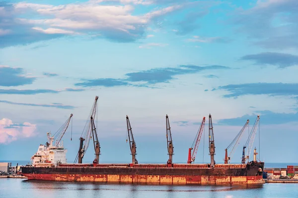 Barco Pesado Con Grúas Junto Mar — Foto de Stock