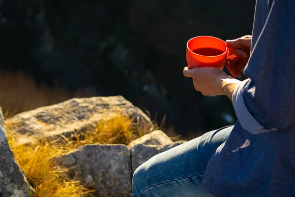 Στενή Θέα Του Ανθρώπου Πίνοντας Τσάι Στα Βουνά — Φωτογραφία Αρχείου
