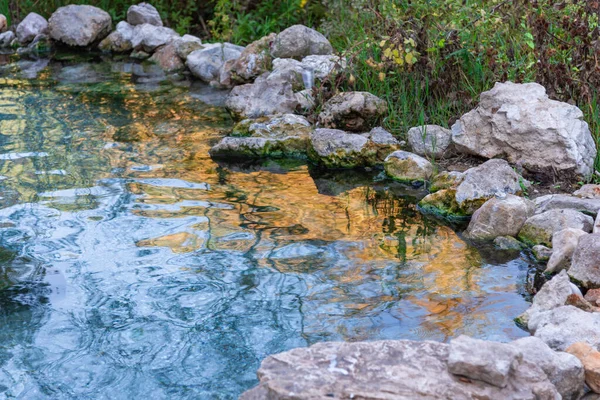 Vaina Reflectante Con Rocas Por Los Bordes —  Fotos de Stock