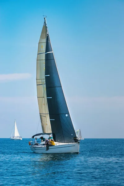 Regata Vela Mar Azul Día Soleado Concepto Aventura Náutica — Foto de Stock