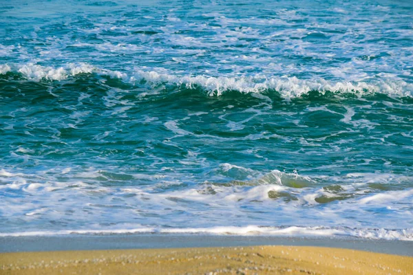 Meereswellen Krachen Auf Das Sandige Ufer — Stockfoto