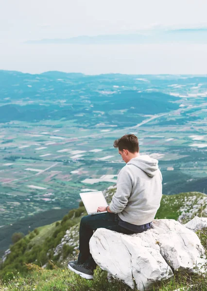 Jongeman Met Laptop Bovenop Als Mountain Online Werkt Mobiel Netwerk — Stockfoto