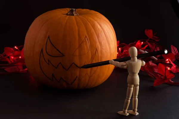 Mały Drewniany Człowiek Rzeźbienie Dyni Halloween Wakacje — Zdjęcie stockowe