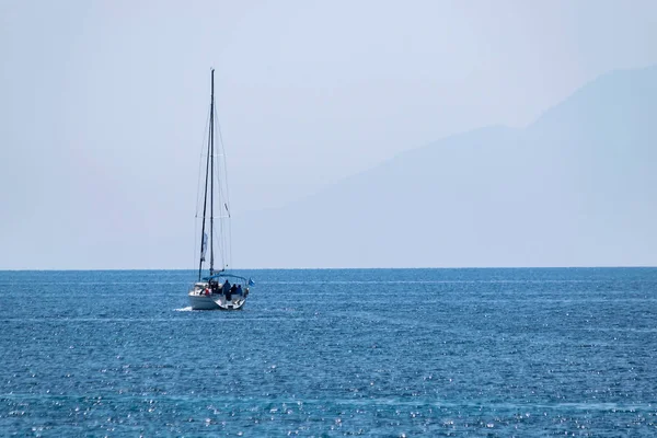 Thasos Görögország Július 2018 Bérelt Vitorlás Jacht Összecsukható Vitorla Tengerben — Stock Fotó