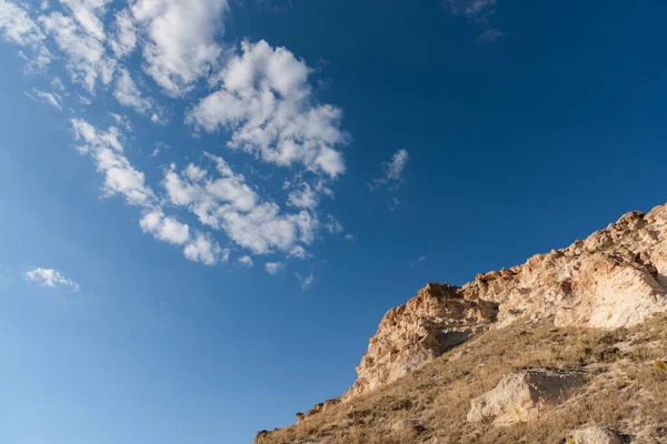 Blick Auf Felsige Bergklippen Und Blauen Himmel Mit Wolken Flachschuss — Stockfoto