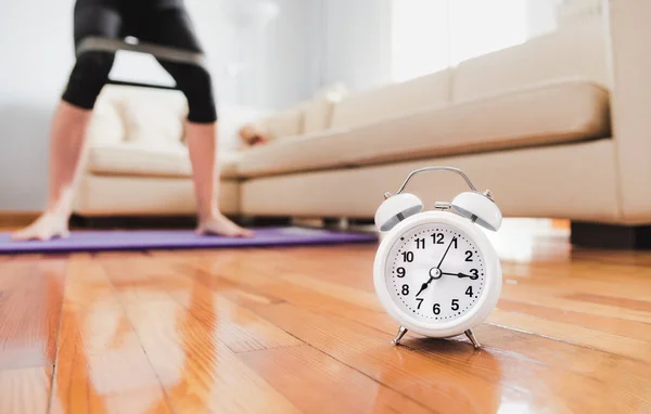 Reloj Despertador Clásico Blanco Florr Madera Mujer Joven Desenfocada Con — Foto de Stock