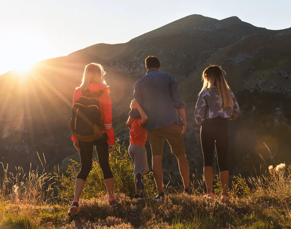 山の景色を楽しむハイカーの家族 — ストック写真