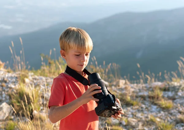 Porträt Eines Süßen Jungen Mit Kamera — Stockfoto