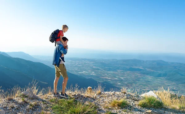 Young Man Holding Small Boy Shoulders — ストック写真