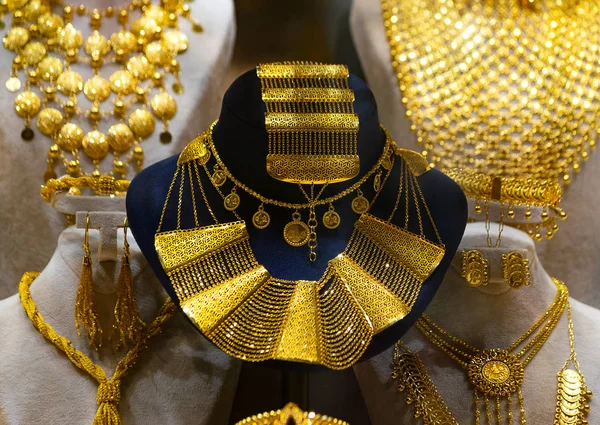 Ποικιλία Από Χρυσά Κοσμήματα Στο Κατάστημα — Φωτογραφία Αρχείου