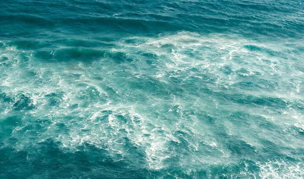 Dalgalı turkuaz deniz suyu