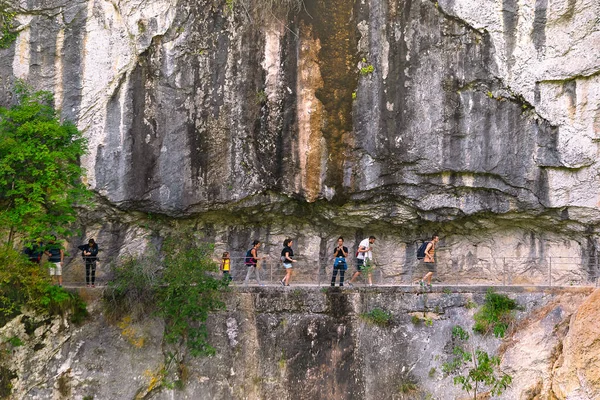 Turistas Caminhando Penhasco Pedra — Fotografia de Stock