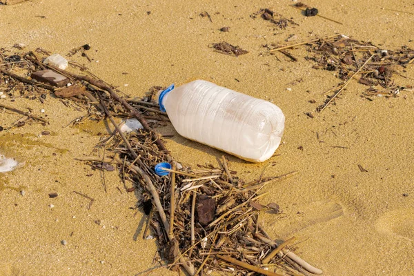 Plastik şişe çöpü kumsalda kumsalda. Dünya kirliliği kavramı.