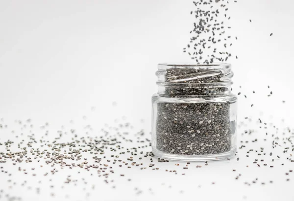 Chia-Samen in Glas auf weißem Hintergrund gießen. isoliert, Kopierraum. Chia Superfood Paläo Diät-Konzept. — Stockfoto