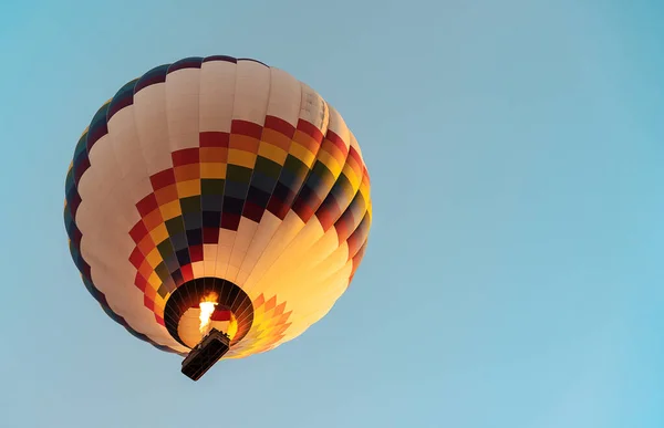 Zbliżenie Ujęcia Balonu Podczas Lotu Niebieskim Niebem Tle — Zdjęcie stockowe