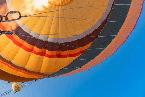 Zbliżenie Ujęcia Balonu Podczas Lotu Dolinach Kapadocji — Zdjęcie stockowe