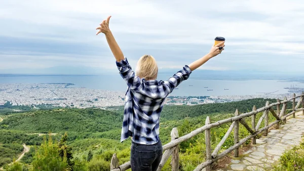 Νεαρή Ξανθιά Γυναίκα Απλωμένα Χέρια Που Κρατάει Την Κούπα Του — Φωτογραφία Αρχείου