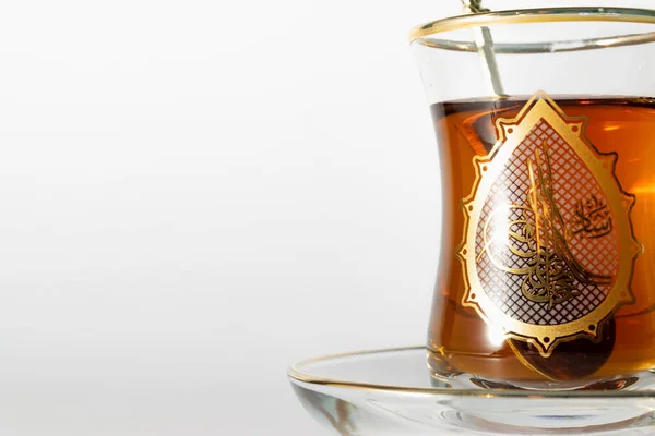 Close up tradizionale vetro turco con tughra di Mehmet V. Riempito di tè nero, isolato su sfondo bianco. Copia spazio, orizzontale . — Foto Stock