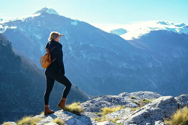 Νεαρή Δραστήρια Γυναίκα Στέκεται Στα Βουνά Ταξιδιωτική Έννοια — Φωτογραφία Αρχείου