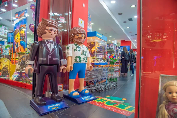 Selanik, Yunanistan - 08 Kasım 2019: Akdeniz Cosmos alışveriş merkezindeki Comfuzio oyuncak mağazasına giriş. İki büyük Playmobile figürü.
