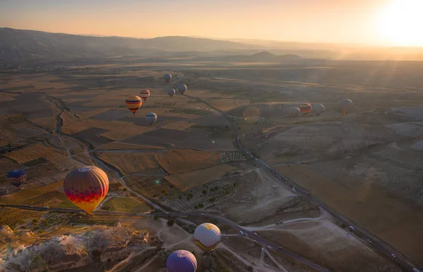 Uitzicht Van Boven Naar Kleurrijke Hete Lucht Ballonnen Vliegen Valleien — Stockfoto