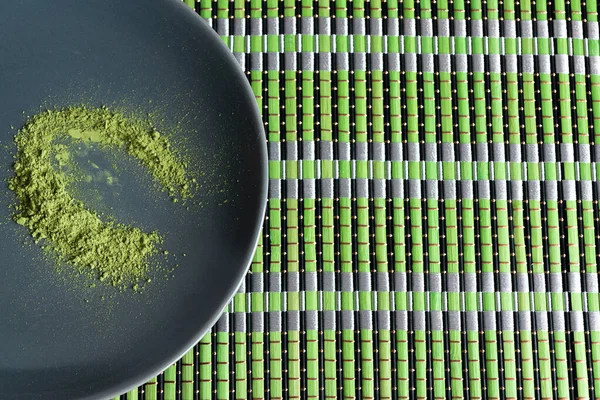 Polvere di tè verde matcha in testa su piatto nero. Ricevuto, posizione piatta. Matcha concetto di tè verde naturale . — Foto Stock