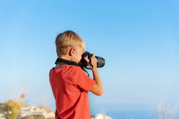 Carino Ragazzo Fare Estate Foto Piedi Fuori — Foto Stock