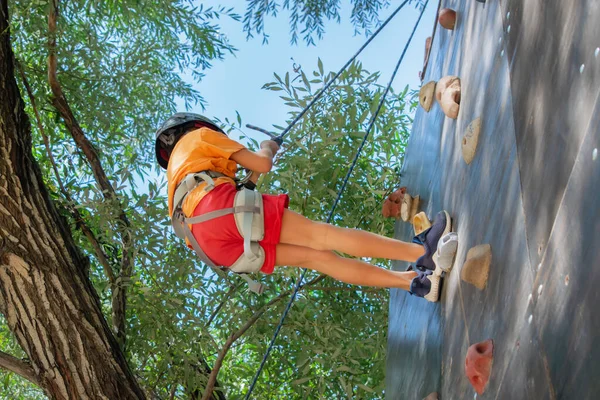 Niño Pequeño Casco Pared Escalada — Foto de Stock