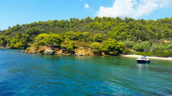 Mar Azul Esmeralda Con Barco Colinas Verdes Verano — Foto de Stock