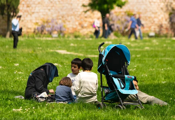 Muslim People Resting Park — Stock Photo, Image