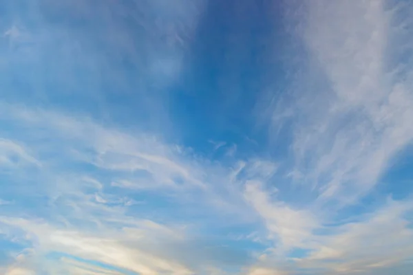 Blauer Himmel Mit Wolken Bei Sonnenuntergang — Stockfoto