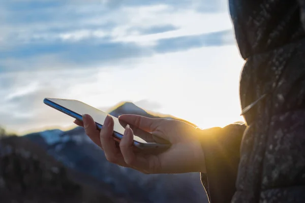 Close Hand Smartphone Outdoors Mountains Sunset — Stock Photo, Image