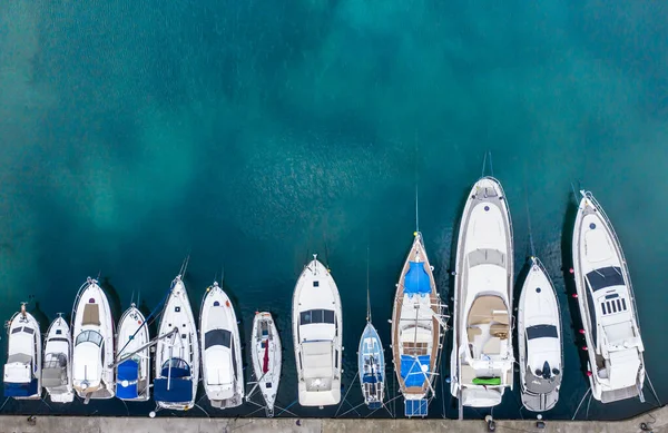 Limanın en üst manzarasında demirli tekneler ve yatlar var..