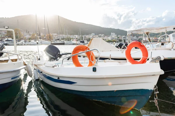 Kis Csónak Mentőcsónakokkal Kikötve Mólón Közelről — Stock Fotó