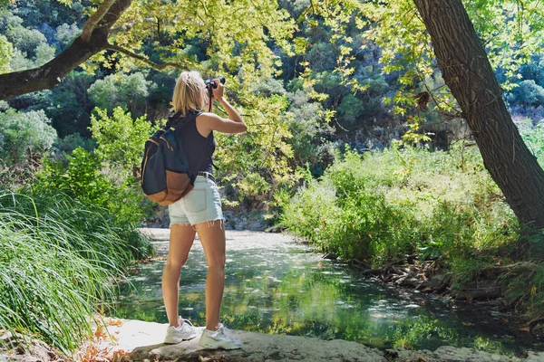Blond Vrouw Backpacker Het Maken Van Foto Wandelen Groen Bos — Stockfoto