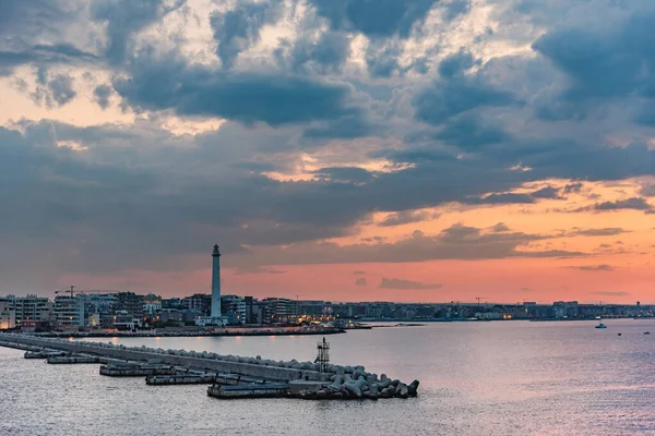 Puerto Con Faro Ciudad Bari Fondo Cielo Nublado Durante Puesta — Foto de Stock